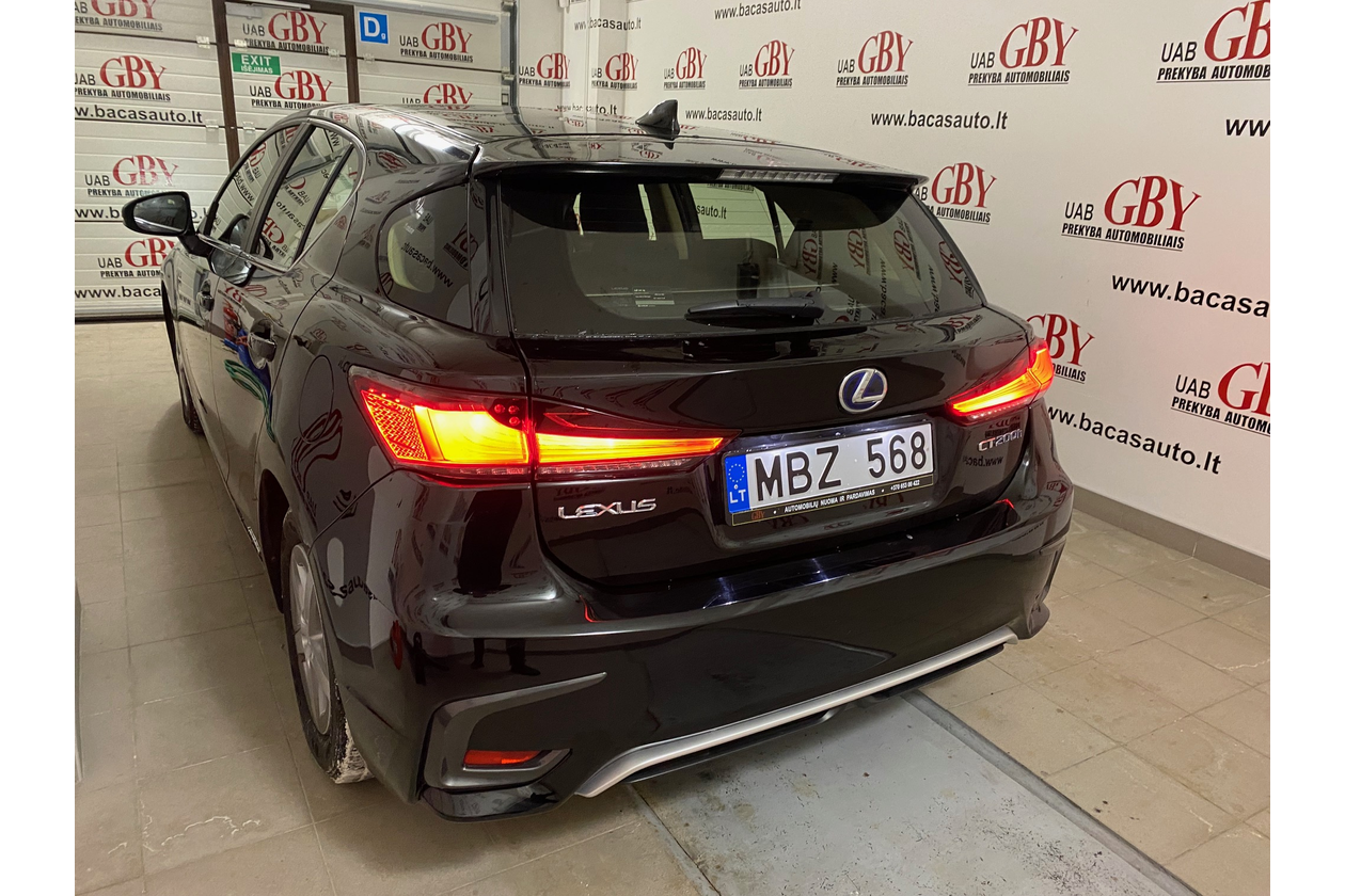 Lexus CT200h automobilių nuoma