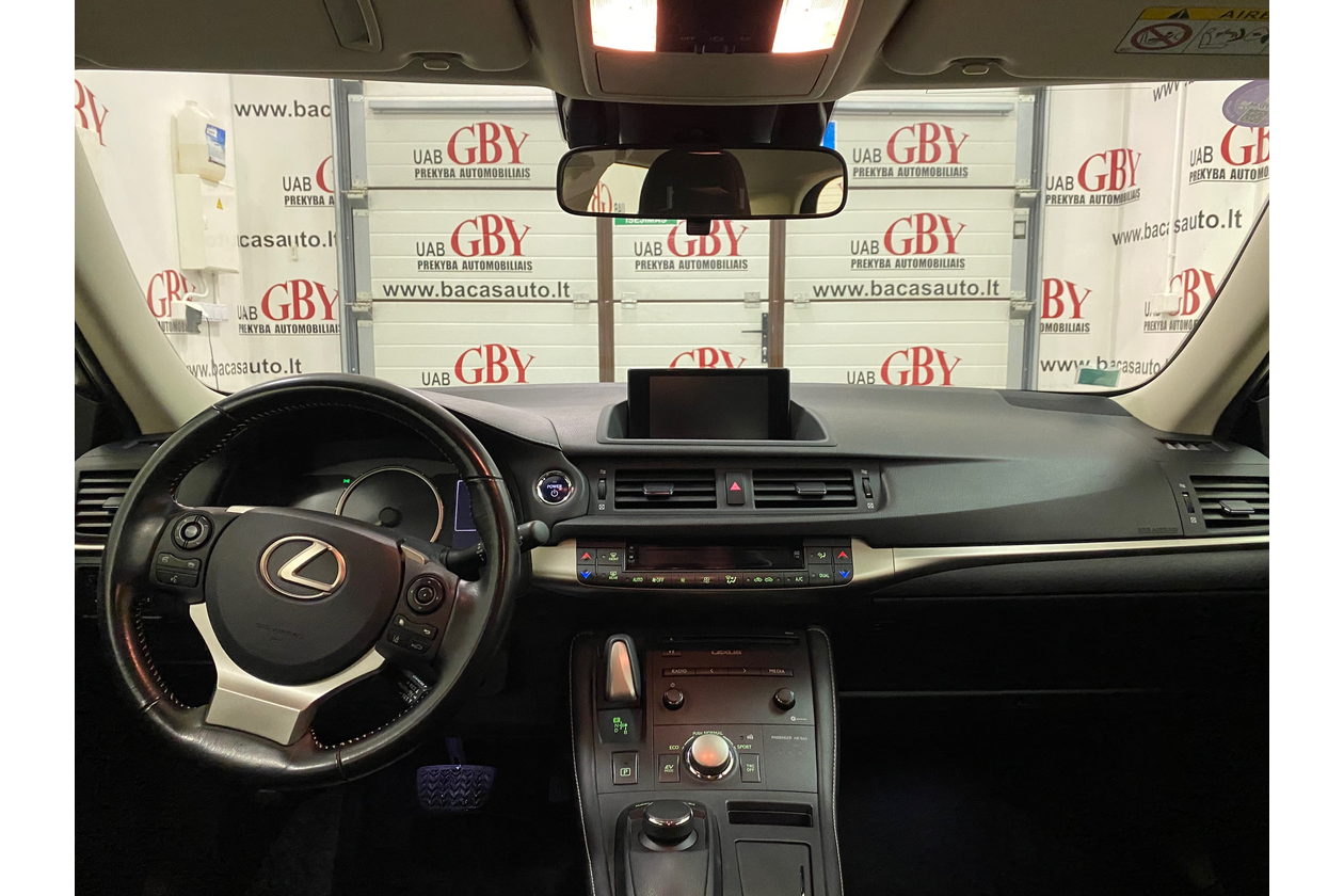 Lexus CT200h automobilių nuoma