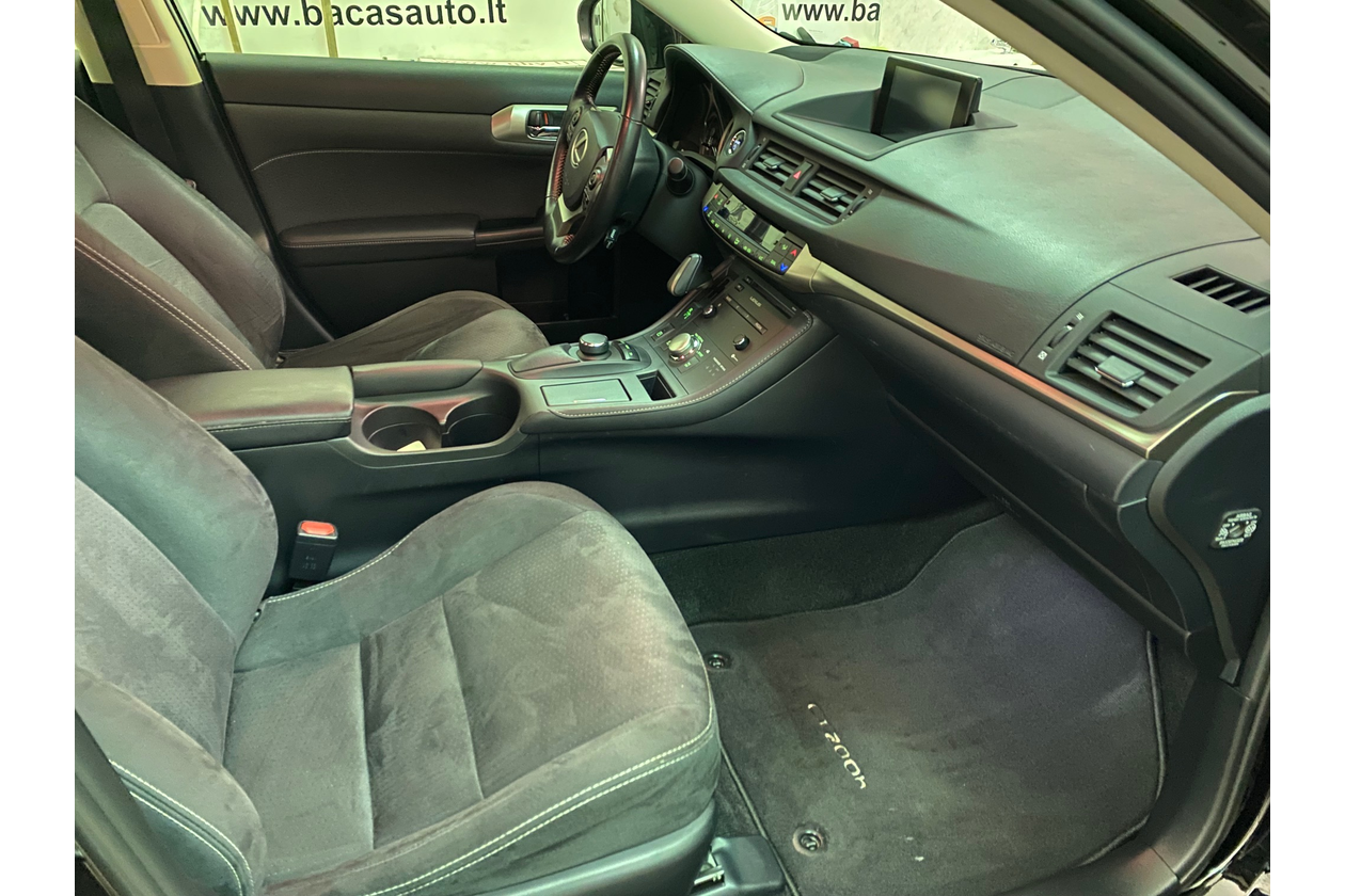 Lexus CT200h automobilių nuoma