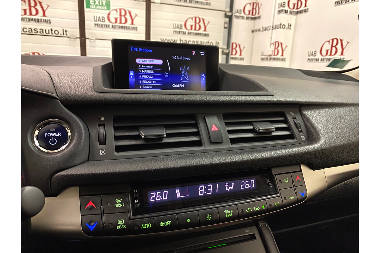 Lexus CT200h automobilių nuoma