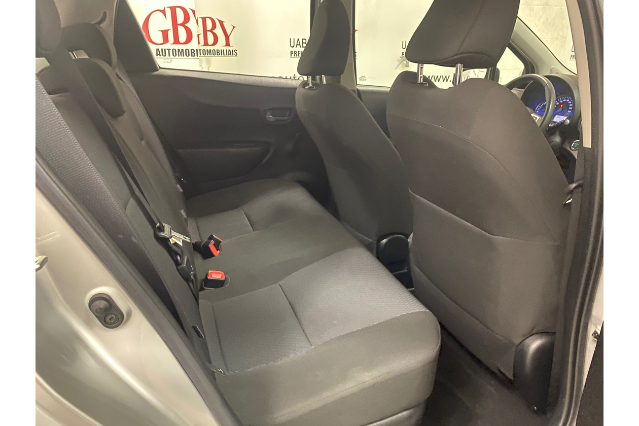 Toyota Yaris nuomai GBY Rent - pilnas automobilio vaizdas