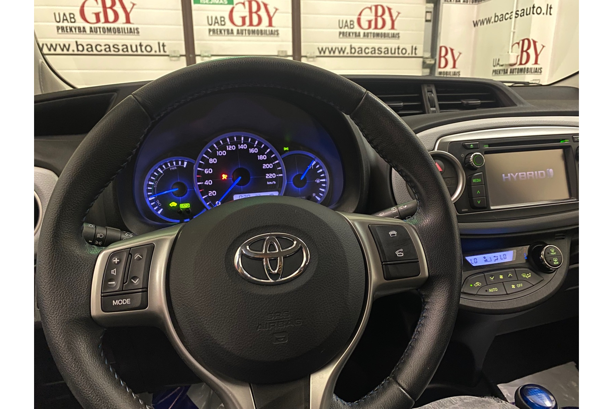 Toyota Yaris nuoma - automobilio prietaisų skydelis